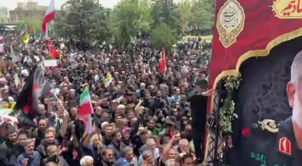 ورود پیکر شهدا به میدان آزادی