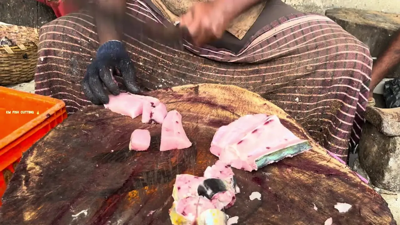 برش ماهرانه ماهی تراولی غول‌پیکر توسط ماهی‌فروش هندی