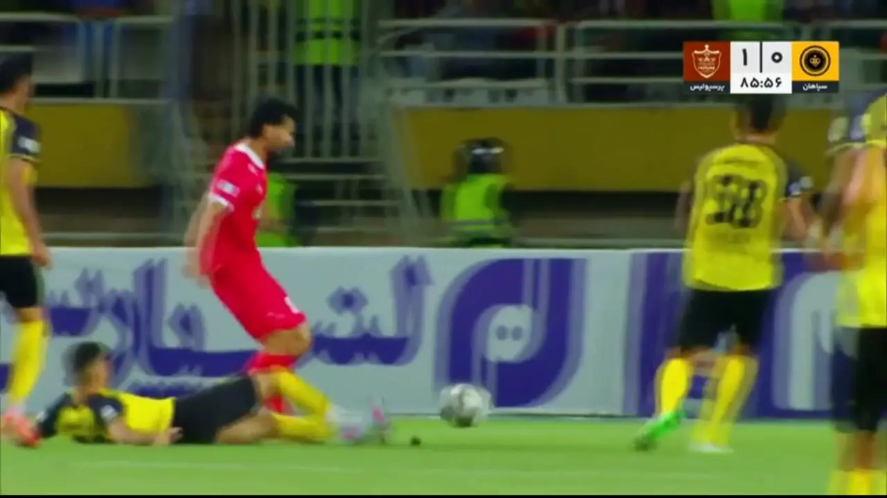 دو صحنه مشکوک به پنالتی در بازی سپاهان‌-پرسپولیس