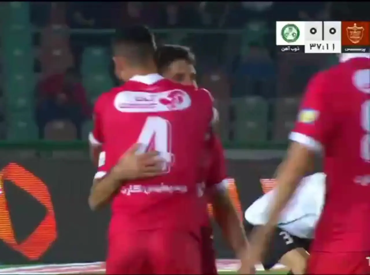 گل اول و زیبای پرسپولیس به ذوب آهن توسط محمد عمری/ ورزشگاه منفجر شد
