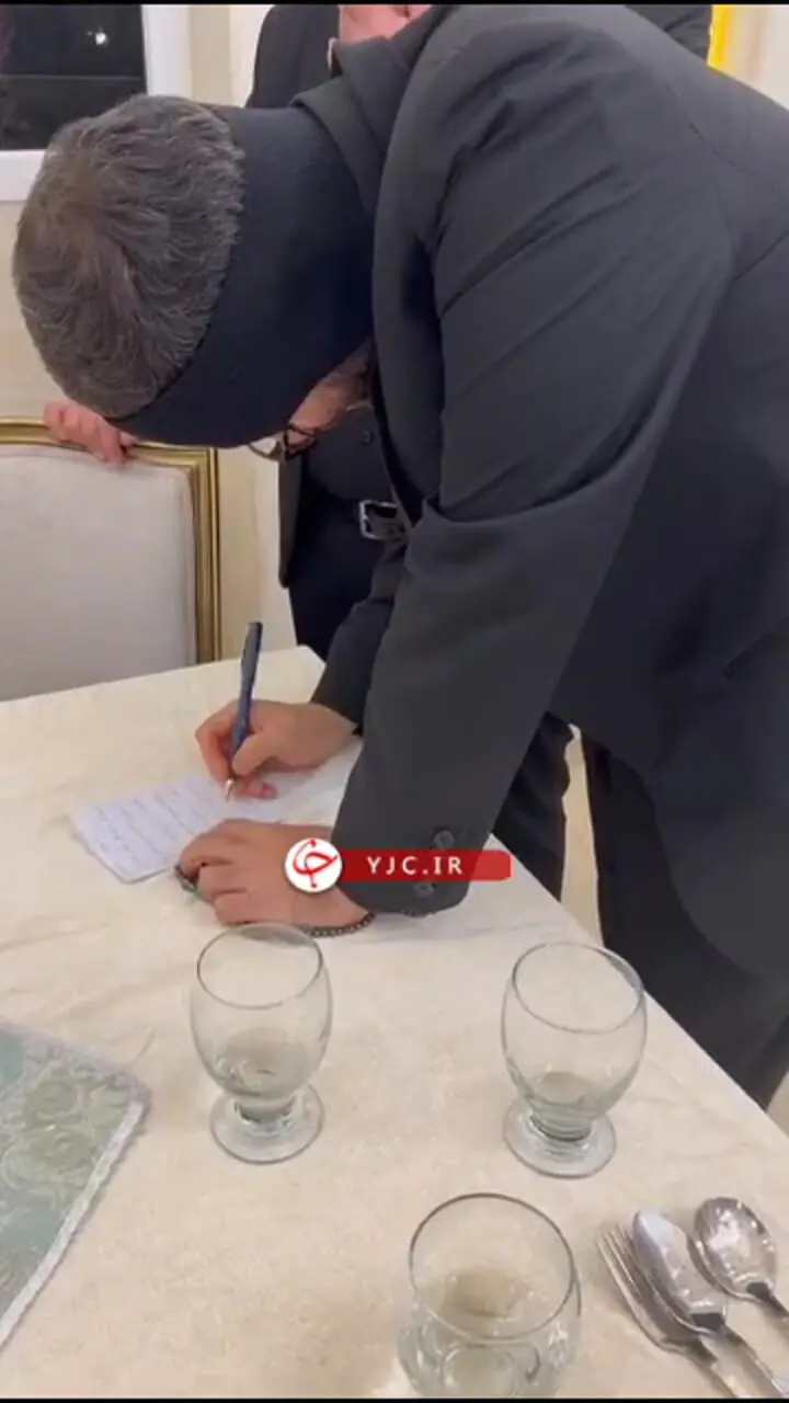 لحظه امضای رضایتنامه اهدای اعضای دومین فرزند سقاب اصفهانی، معاون رئیسجمهور