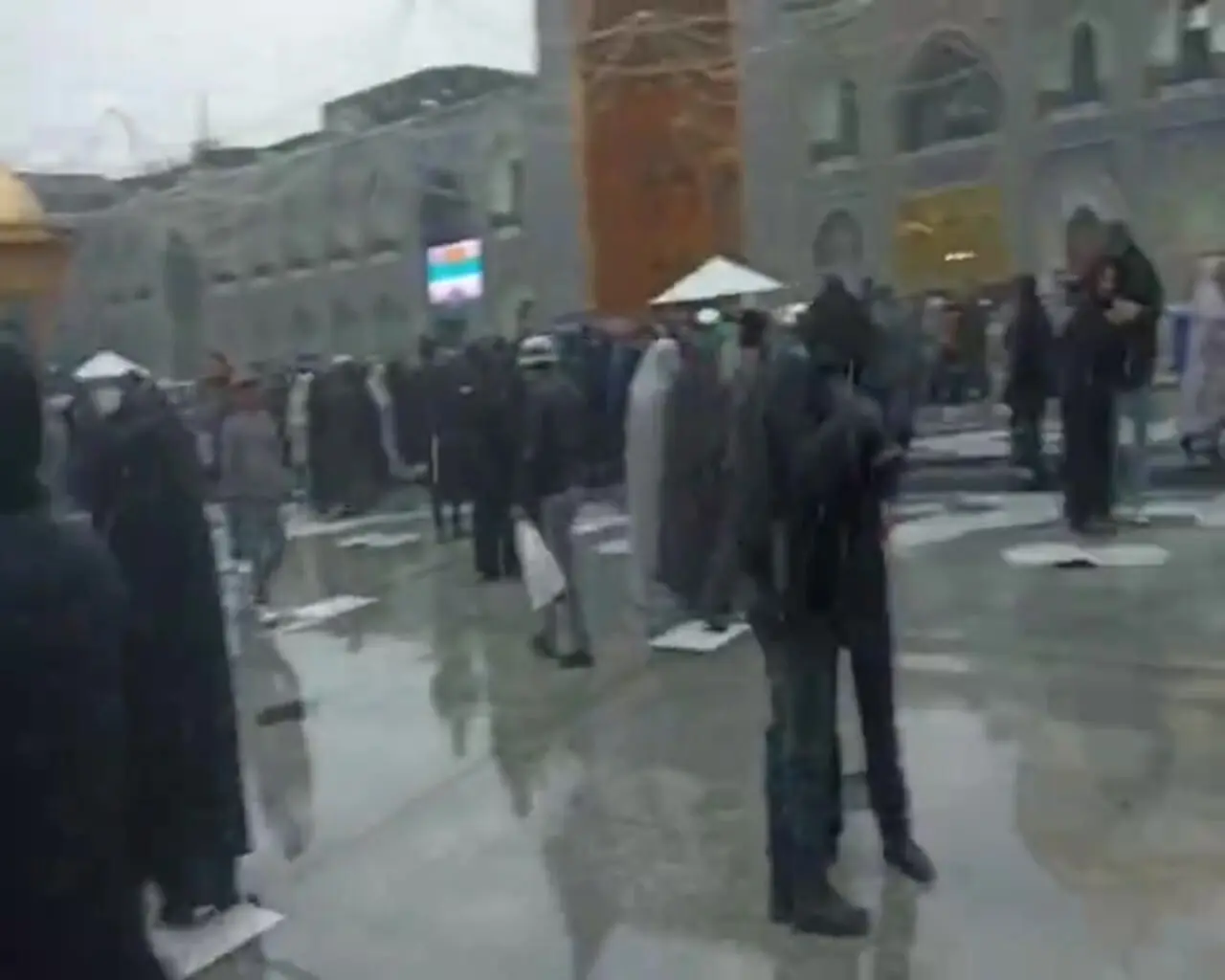 برف سنگین مشهد را سفیدپوش کرد؛ حرم رضوی در منظره‌ای دیدنی