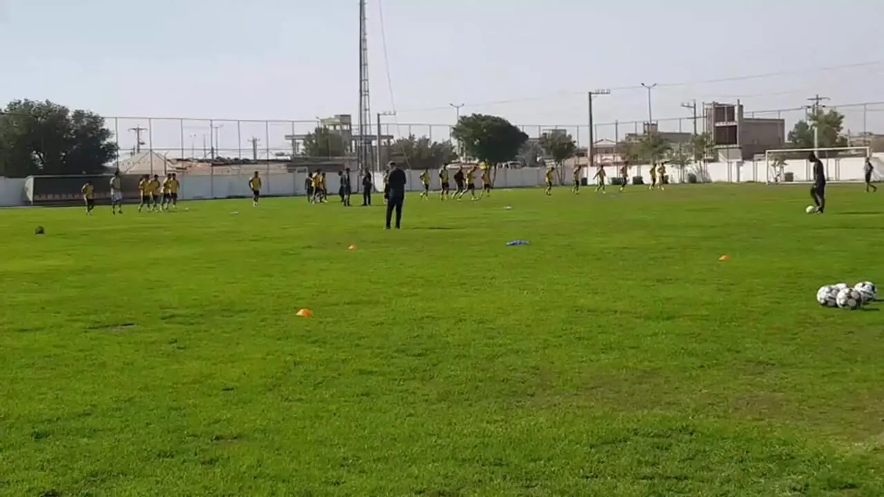 تمرین پر نشاط نفتی ها پیش از دیدار با نساجی