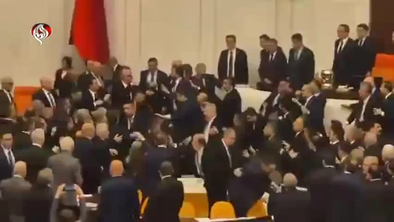 درگیری و کتک‌کاری در پارلمان ترکیه؛ ماجرا چه بود؟