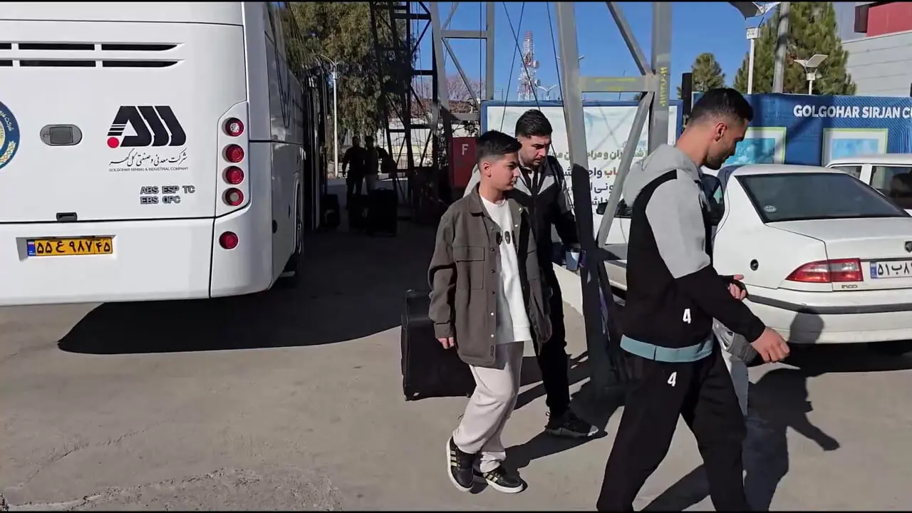 ورود بازیکنان پرسپولیس و گل‌گهر به ورزشگاه