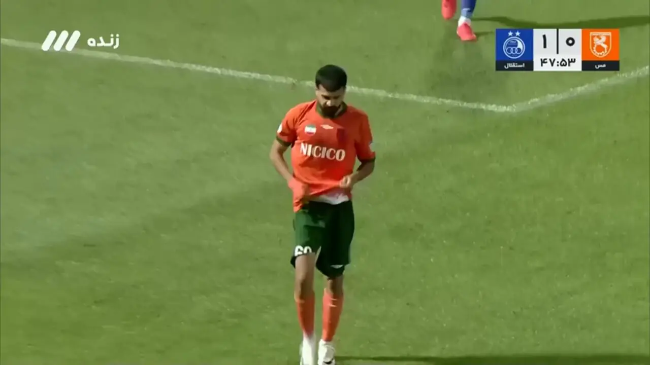 شوت محکم جبیره مقابل دروازه استقلال