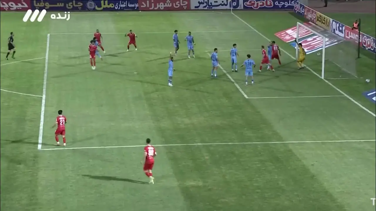 اشتباه مرگبار دروازه‌بان چادرملو؛ کاظمیان پرسپولیس را پیش انداخت