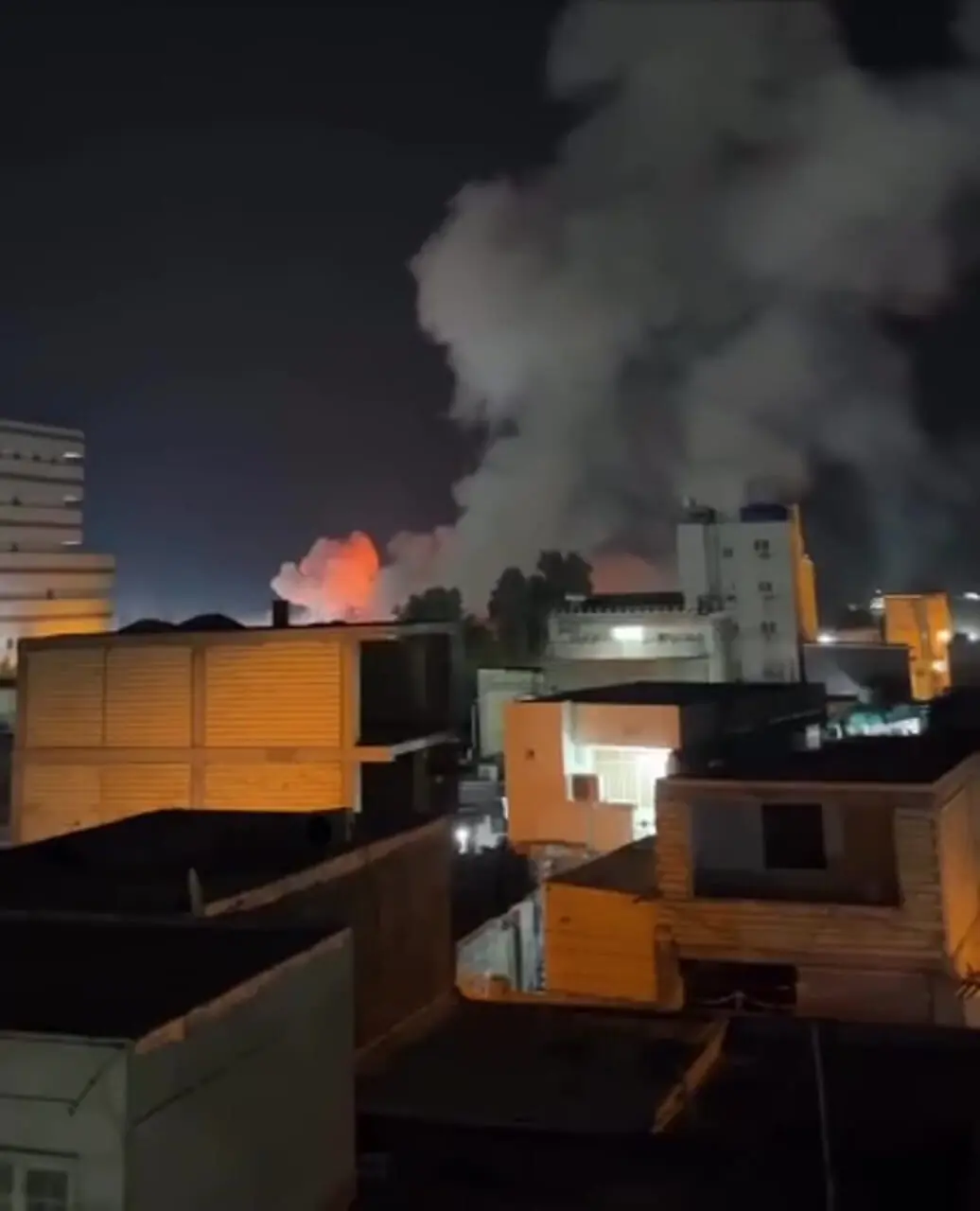 لحظه اصابت اسکله صیادی پشت شهر در مرکز شهر بندرعباس