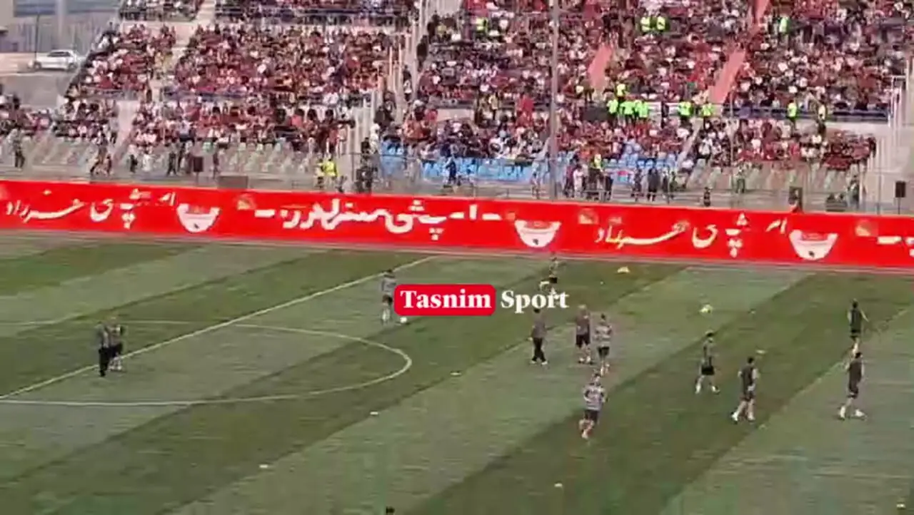تشویق ویژه پرسپولیسی‌ها برای بازیکن ذوب‌آهن