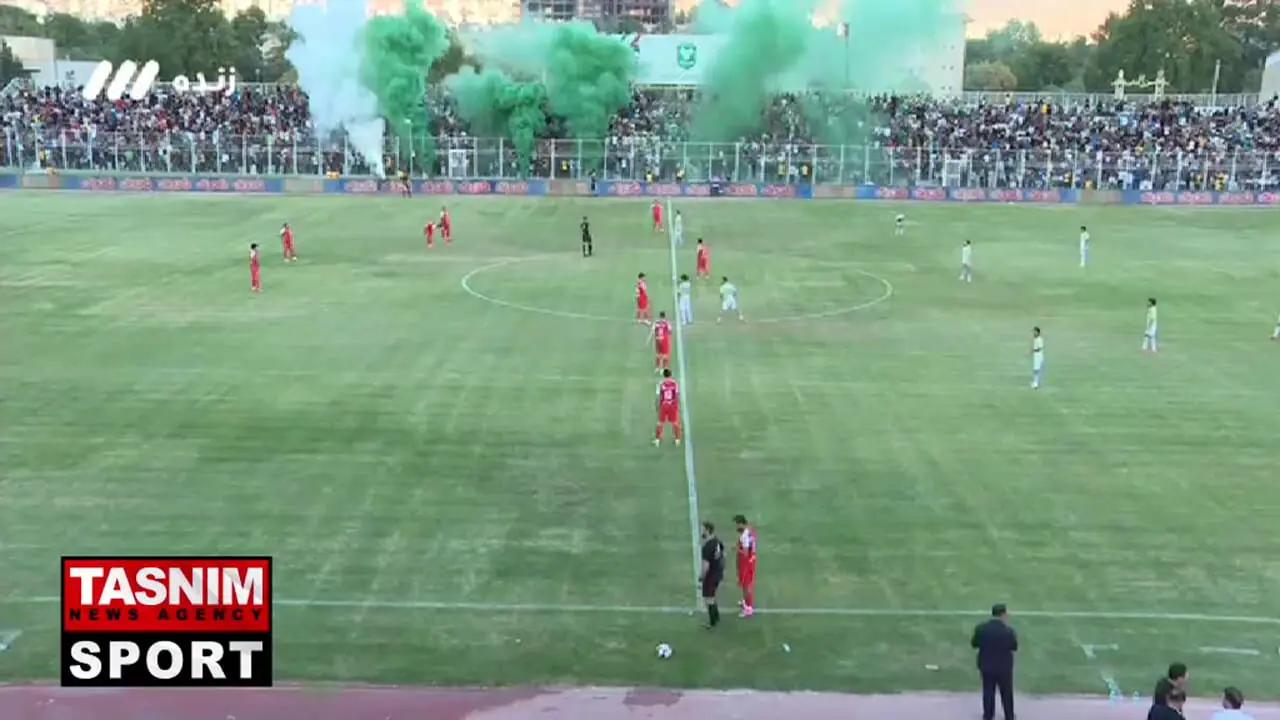 آتش‌بازی هواداران خیبر پیش از سوت آغاز بازی با پرسپولیس