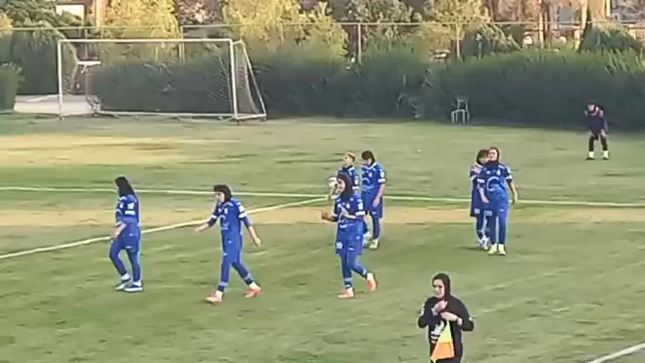 نیلوفر عظیمی ناجی استقلال شد؛ آبی‌ها دوباره از سپاهان جلو افتادند