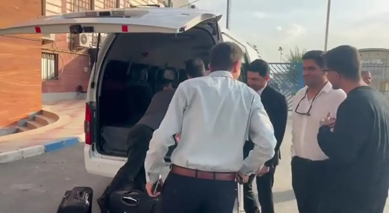 ورود داوران دیدار استقلال و گل‌گهر به ورزشگاه